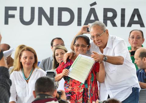 Governo entrega mais de 100 títulos definitivos de terra a produtores rurais no Amazonas 