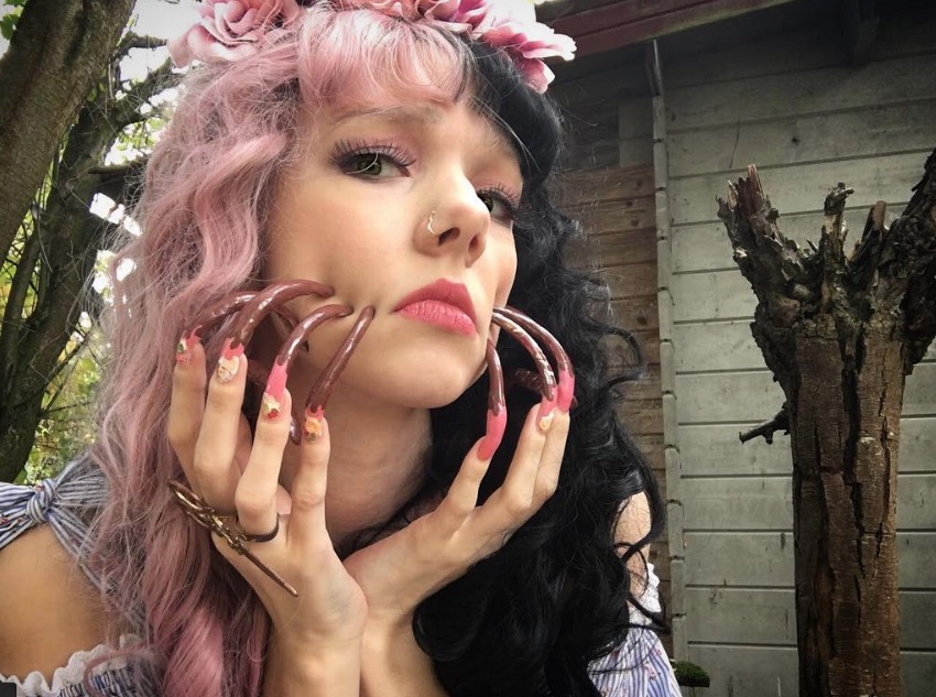 Jovem fica quatro anos sem cortar as unhas e resultado é chocante