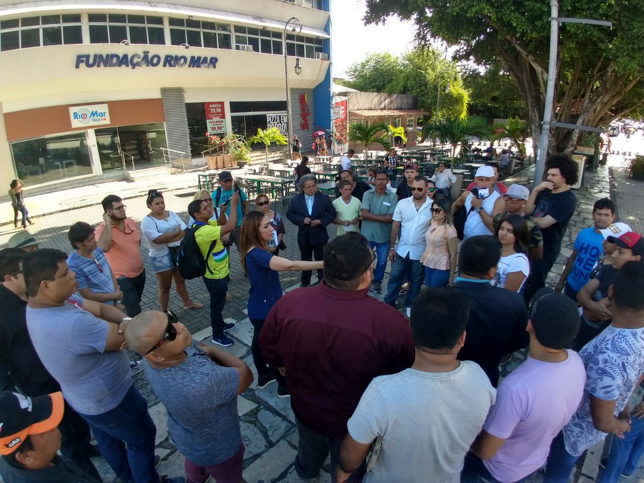 Artistas e músicos lutam pela legalização de suas profissões no país