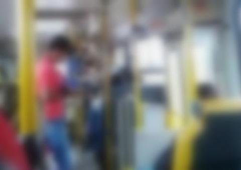 Assaltante confunde sirene de ambulância com polícia e morre após pular de ônibus