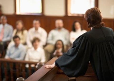 Julgamento popular é suspenso após jurados serem fotografados pela plateia