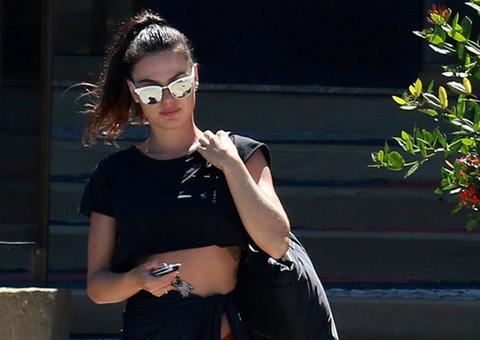  Grávida, Ísis Valverde é clicada com barriguinha de fora