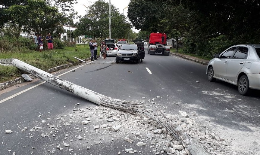 Em Manaus, carro capota e derruba poste na Avenida do Turismo