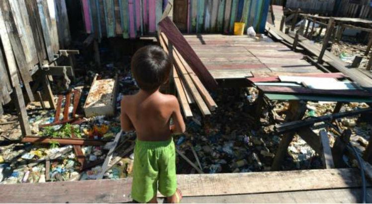 Mais ricos recebem 36 vezes acima do que ganham os pobres em 2017, diz pesquisa do IBGE