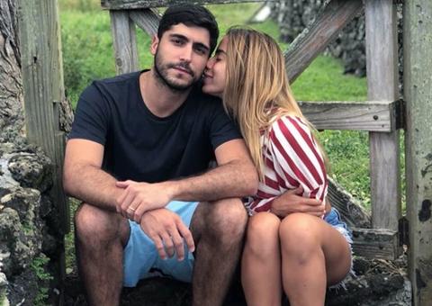 Em momento raro, Anitta posta foto com marido e se declara