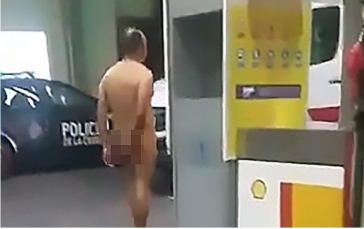 Argentino 'peladão' é visto em posto de gasolina com vibrador preso no anûs