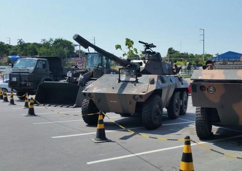 Exposição militar celebra dia do exército em shopping de Manaus