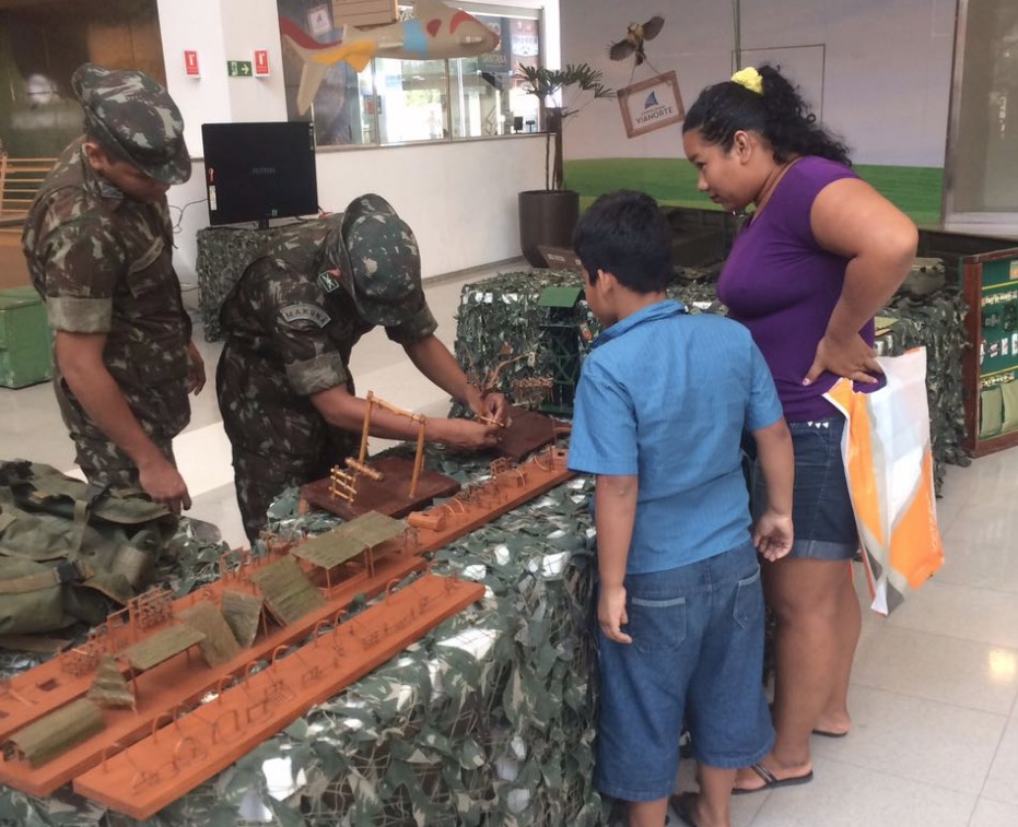 Exposição militar celebra dia do exército em shopping de Manaus