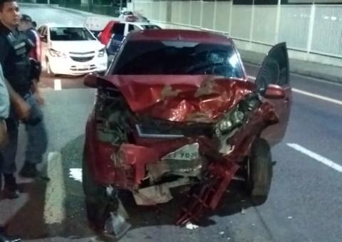 Três carros se chocam e deixam homens feridos na av. Constatino Nery