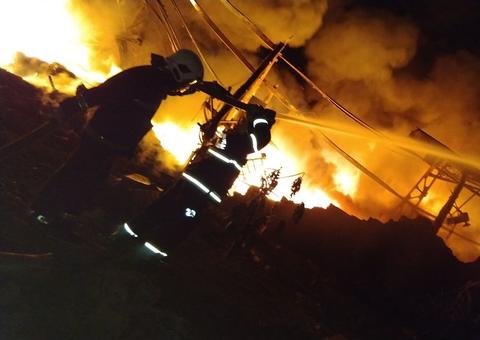 Incêndio destrói depósito de reciclagem e assusta moradores em Manaus
