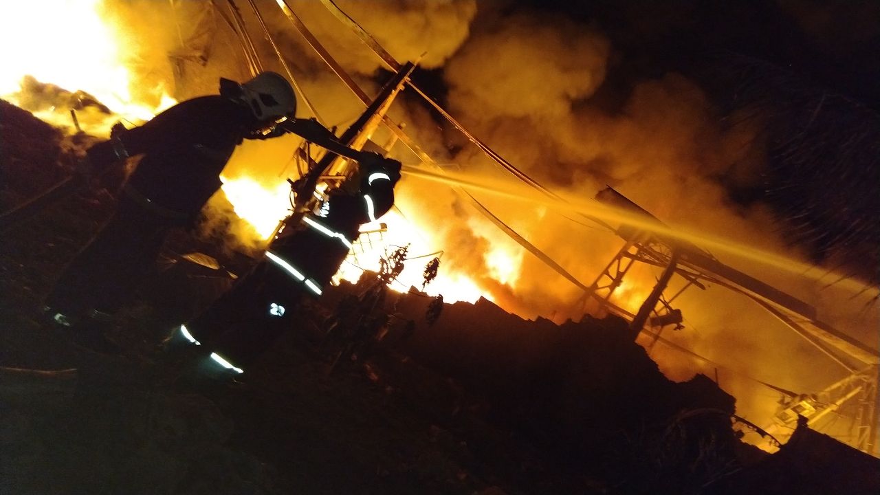 Incêndio destrói depósito de reciclagem e assusta moradores em Manaus