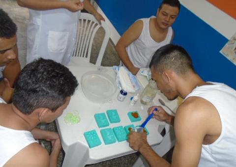 Projeto Mãos Livres: Presos produzem sabonete artesanal