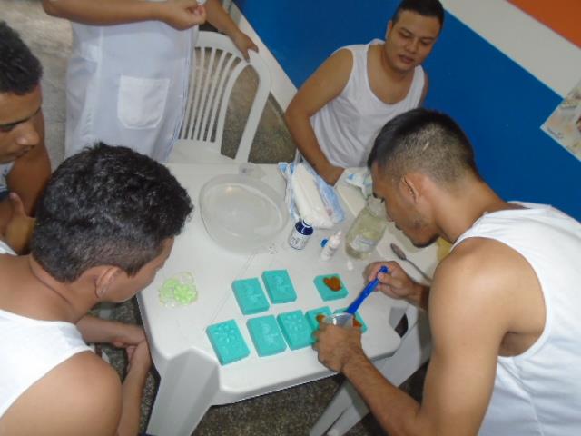 Projeto Mãos Livres: Presos produzem sabonete artesanal