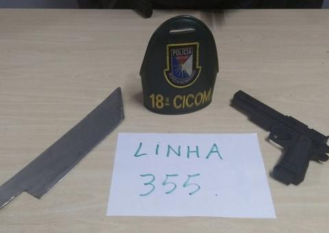 Com facão e pistola falsa, dupla é presa dentro de ônibus em Manaus