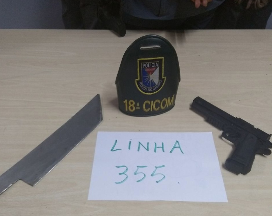 Com facão e pistola falsa, dupla é presa dentro de ônibus em Manaus