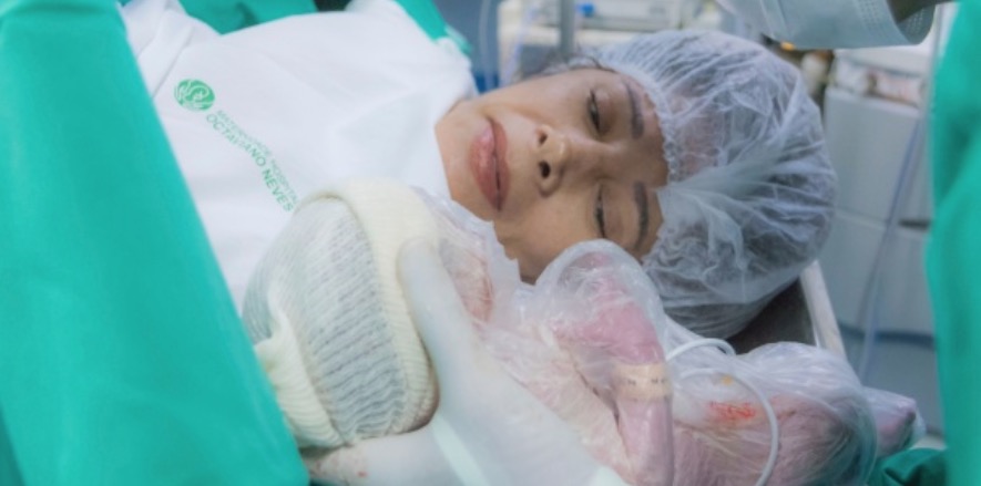 Brasileira realiza sonho de ser mãe aos 64 anos