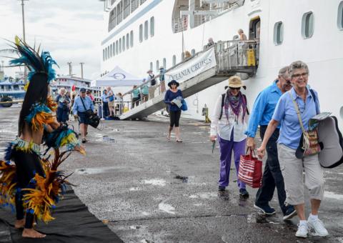 Mais de mil americanos chegam a Manaus em cruzeiro de luxo