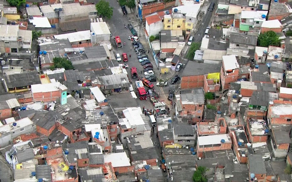 Revoltado, homem ateia fogo em si mesmo e esposa 