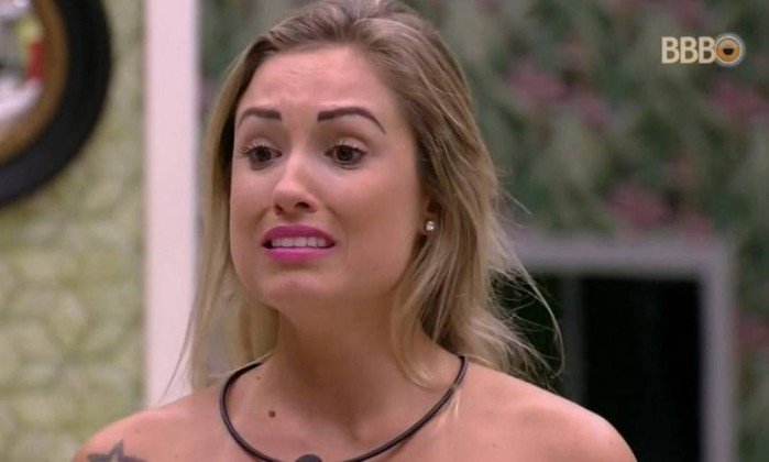 Ex-BBB Jéssica fala sobre carinhos debaixo do edredom com Lucas 