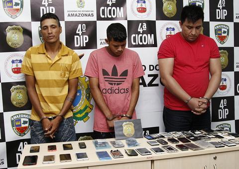 Trio suspeito de roubar e revender celulares é preso com 39 aparelhos em Manaus