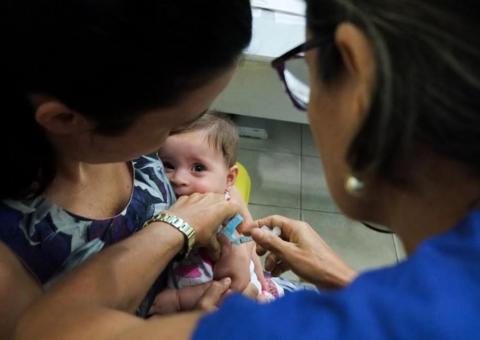  Crianças com cartão de vacina atualizado também devem ser imunizadas contra sarampo