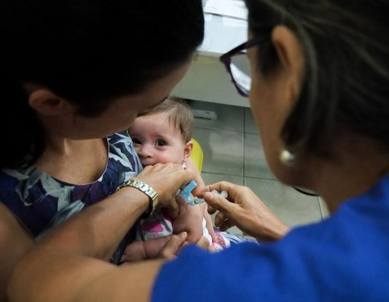  Crianças com cartão de vacina atualizado também devem ser imunizadas contra sarampo
