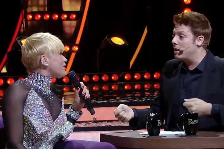  Fábio Porchat deixa Xuxa constrangida e sem reação em saia justa ao vivo