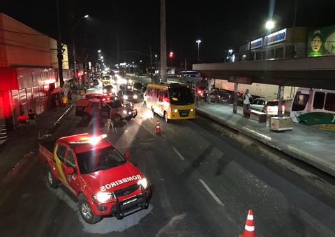 Loja é tomada por fogo em avenida de Manaus