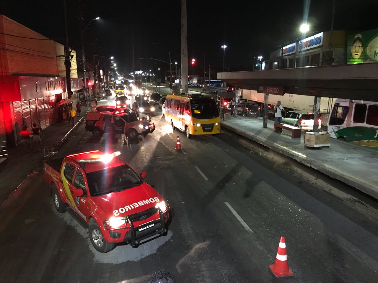 Loja é tomada por fogo em avenida de Manaus