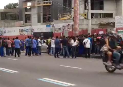 Trabalhadores da construção civil interditam avenida durante protesto em Manaus