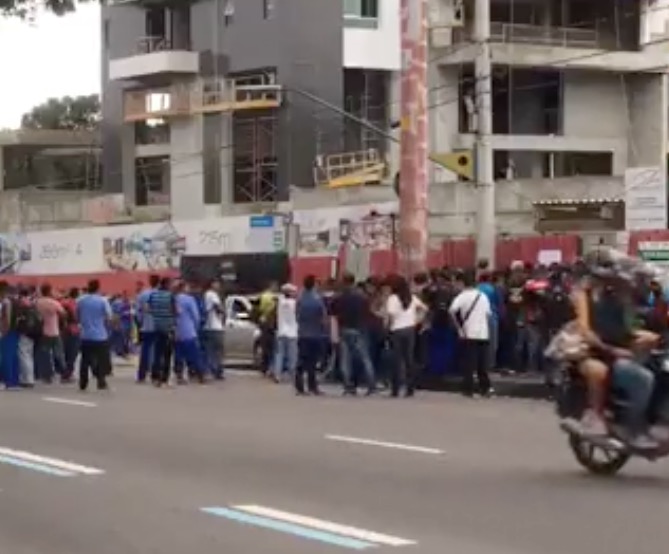 Trabalhadores da construção civil interditam avenida durante protesto em Manaus