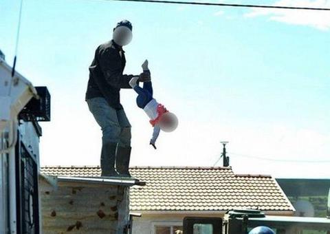 Pai joga bebê de um ano do telhado de casa
