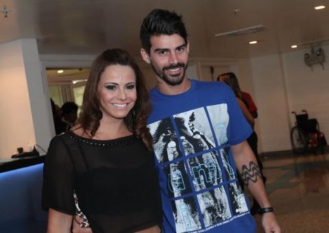 Após apagar nome de Belo, Viviane Araújo cobre tatuagem em homenagem a Radamés