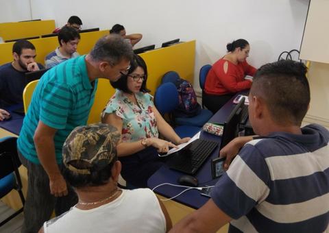 Alunos entregam doações de leite para abrigo de crianças em Manaus