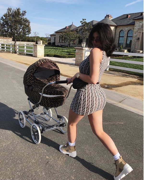 Com vestido justo, Kylie Jenner combina look com carrinho de bebê da filha e esbanja estilo 