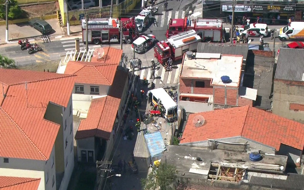 Crianças ficam feridas em colisão de van escolar com caminhão 