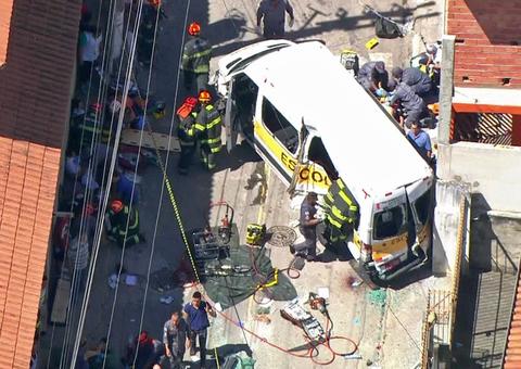 Crianças ficam feridas em colisão de van escolar com caminhão 