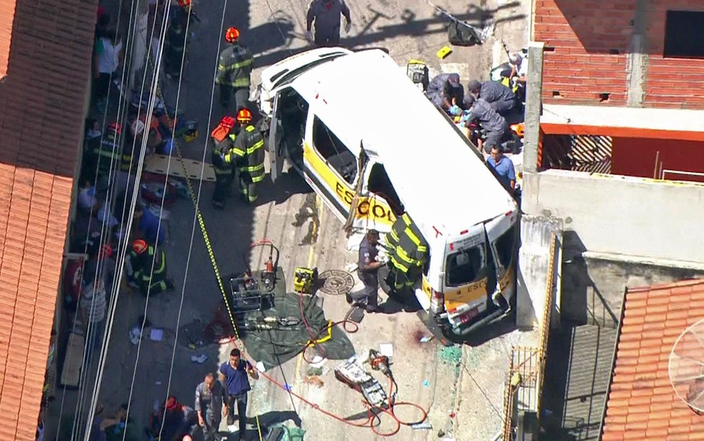 Caminhão desgovernado atinge van escolar com nove crianças