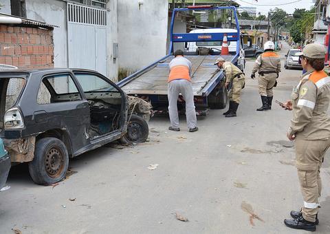 Operação retira veículos abandonados nas ruas das zonas Norte e Leste de Manaus 