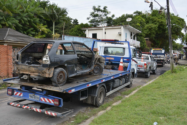 Operação retira veículos abandonados nas ruas das zonas Norte e Leste de Manaus 