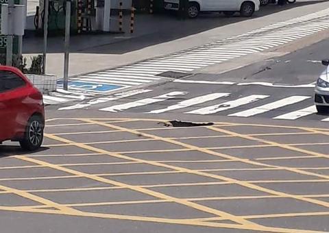 Em Manaus, buraco abre no cruzamento da Maceió com João Valério