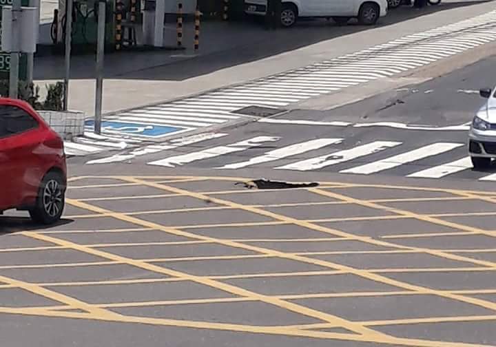 Em Manaus, buraco abre no cruzamento da Maceió com João Valério