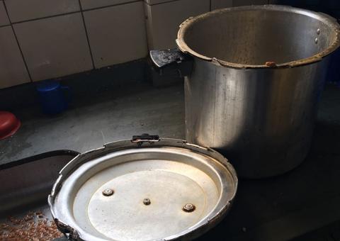 Panela de pressão explode em escola e fere quatro pessoas