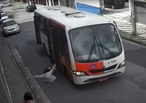 Mulher e criança caem de micro-ônibus em movimento em São  Paulo