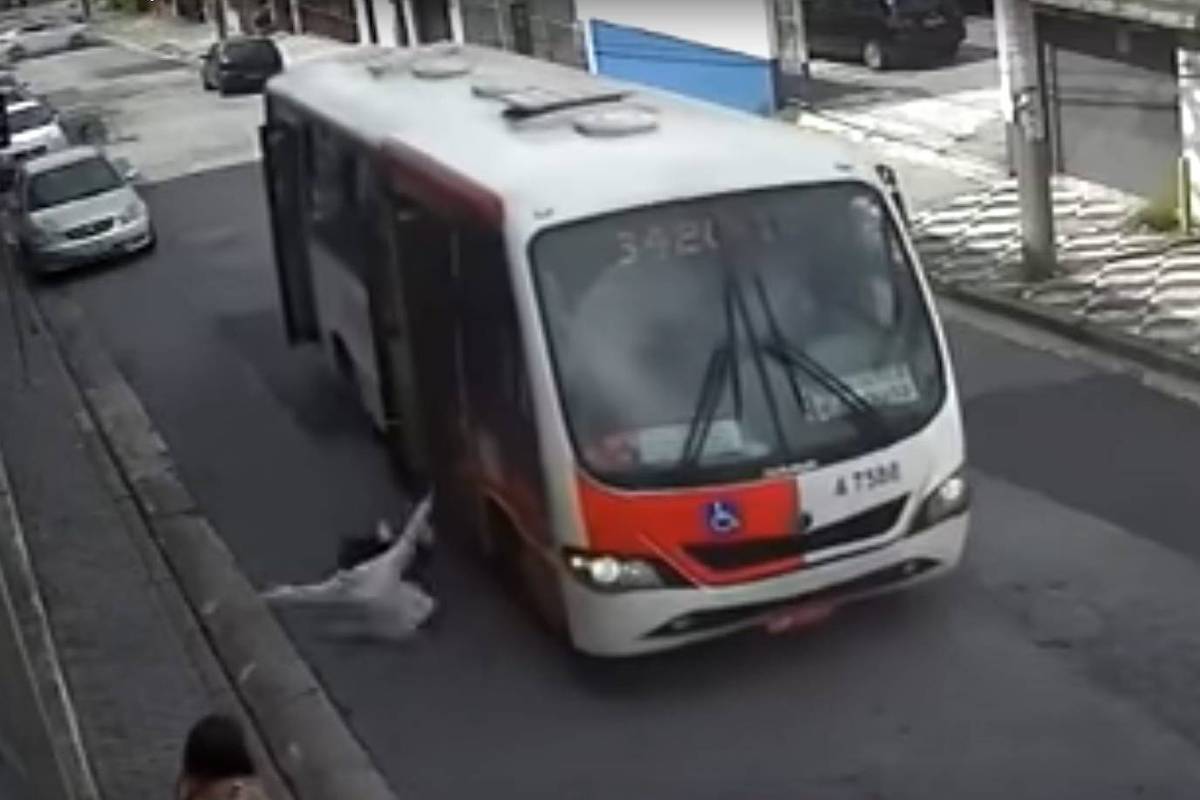 Mulher e criança caem de micro-ônibus em movimento em São  Paulo