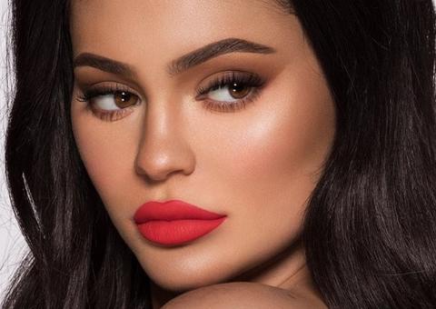  Kylie Jenner exibe bumbum gigante e barriga chapada 2 meses após o parto