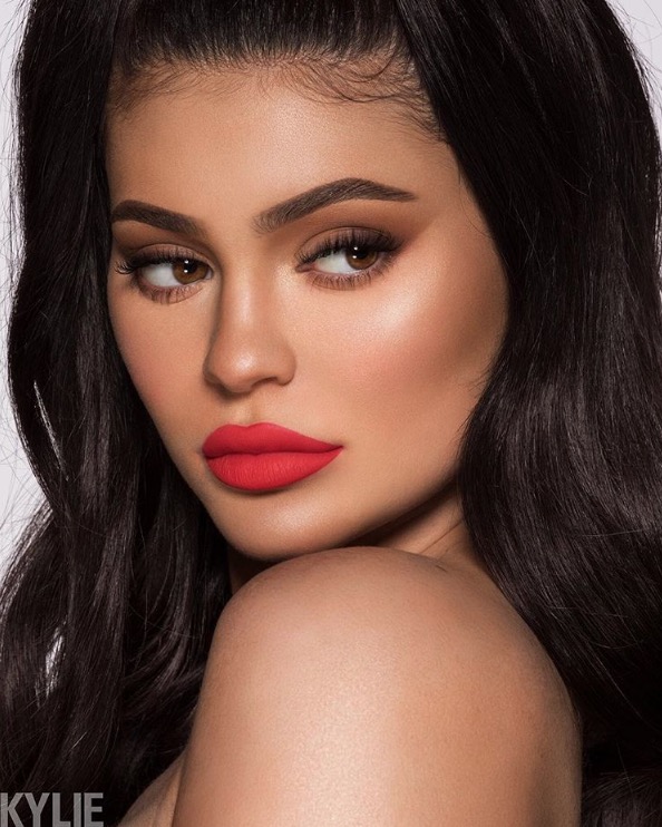  Kylie Jenner exibe bumbum gigante e barriga chapada 2 meses após o parto