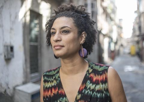 Após testemunha ser executada, assessora de Marielle deixa o Brasil por medo de represália