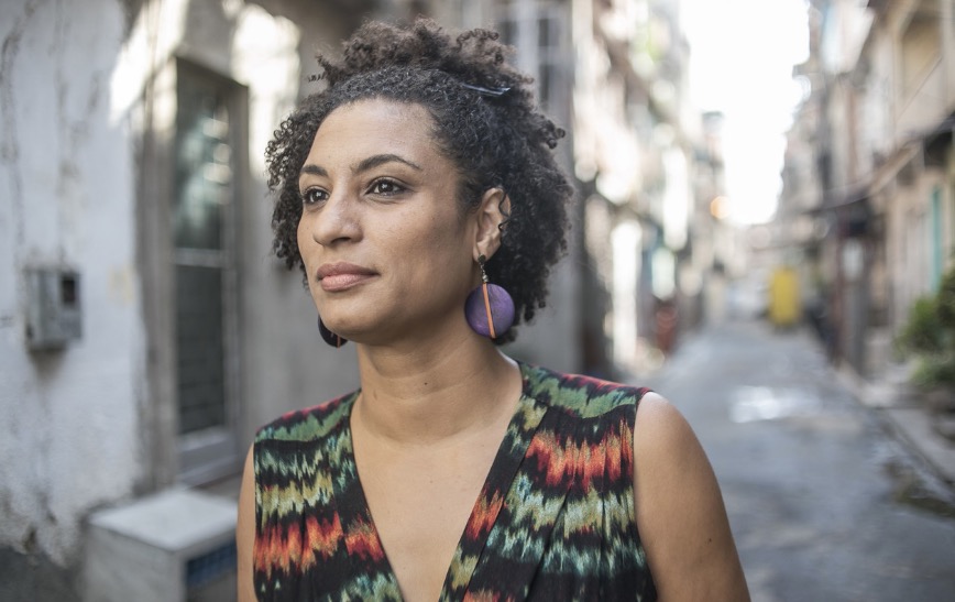 Após testemunha ser executada, assessora de Marielle deixa o Brasil por medo de represália