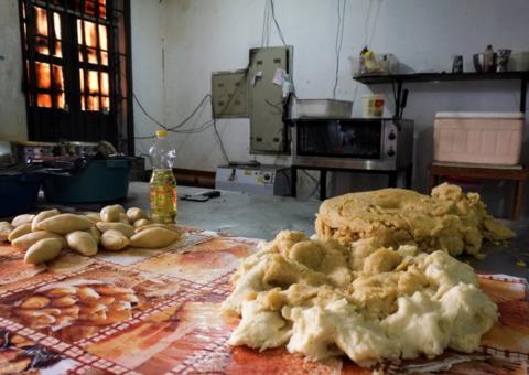 Fábrica clandestina de salgados é interditada pela Vigilância Sanitária em Manaus